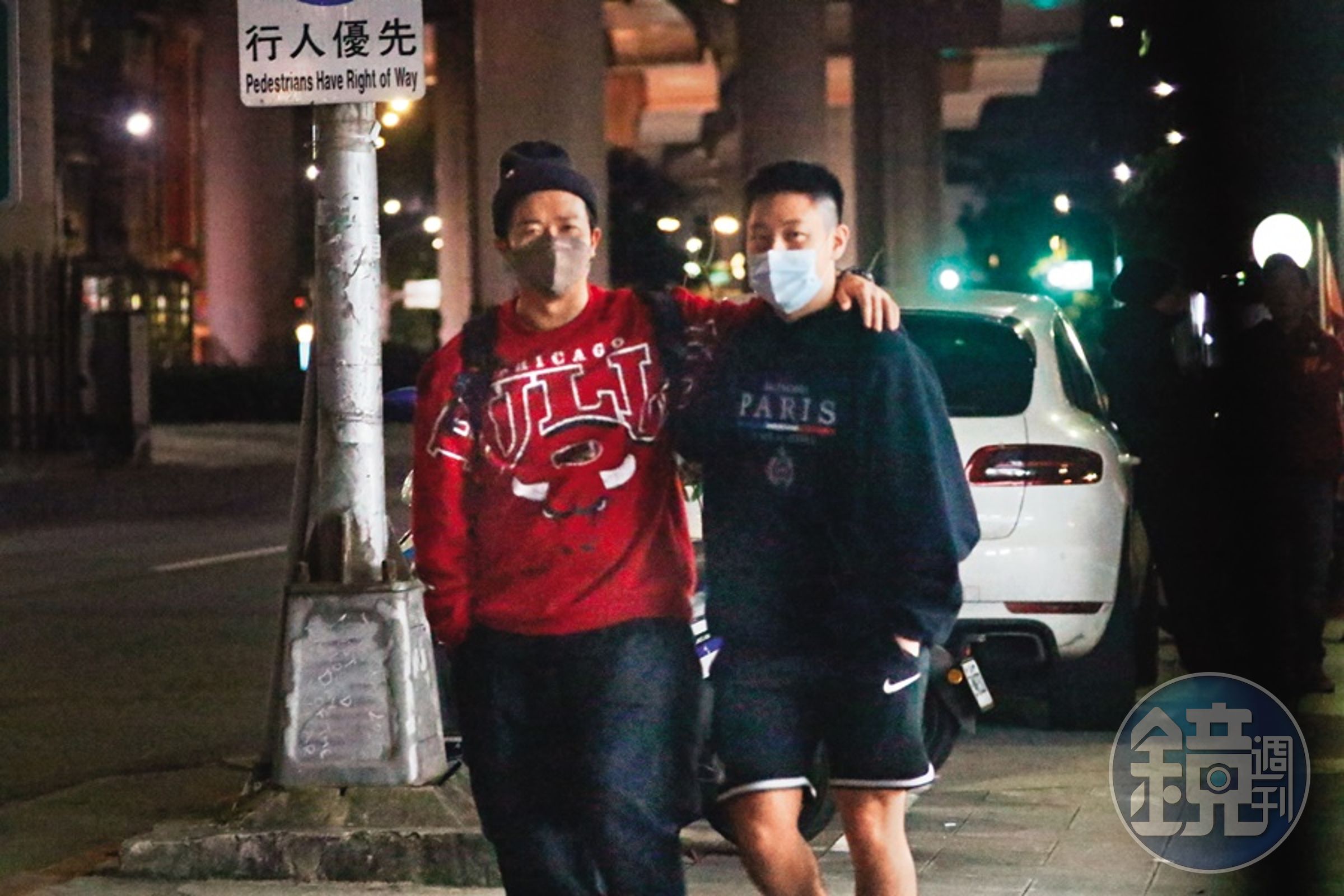 2022年12月26日02:02,溫妮的男友(右)火眼金睛發現被跟拍,帶著張立東(左)驅趕本刊記者。