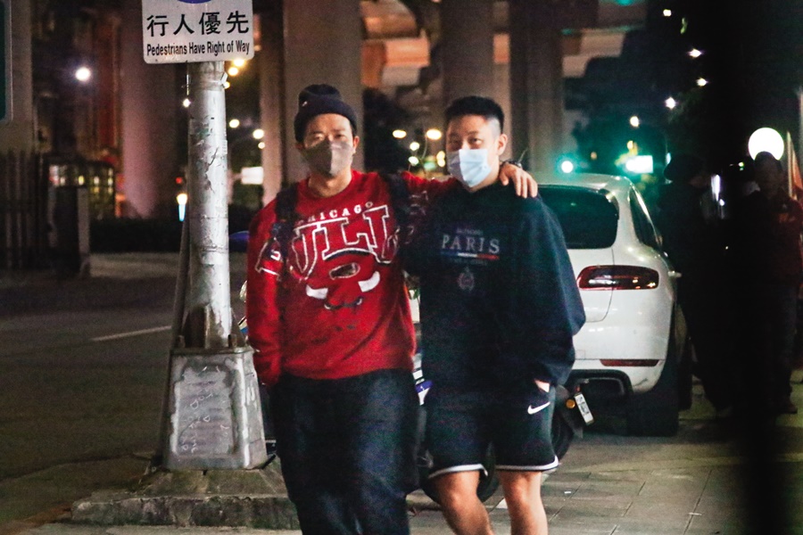 2022年12月26日02:02,溫妮的男友(右)火眼金睛發現被跟拍,帶著張立東(左)驅趕本刊記者。