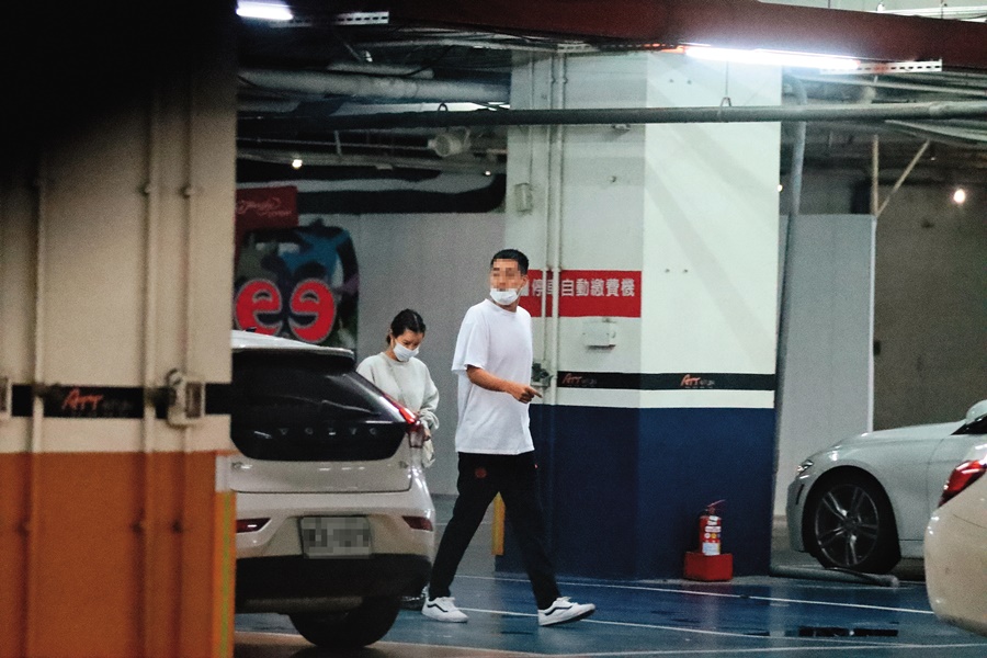 李佳穎(左)斷開男模後,新歡是羊肉爐店老闆(右),這家店也時常被媒體介紹。