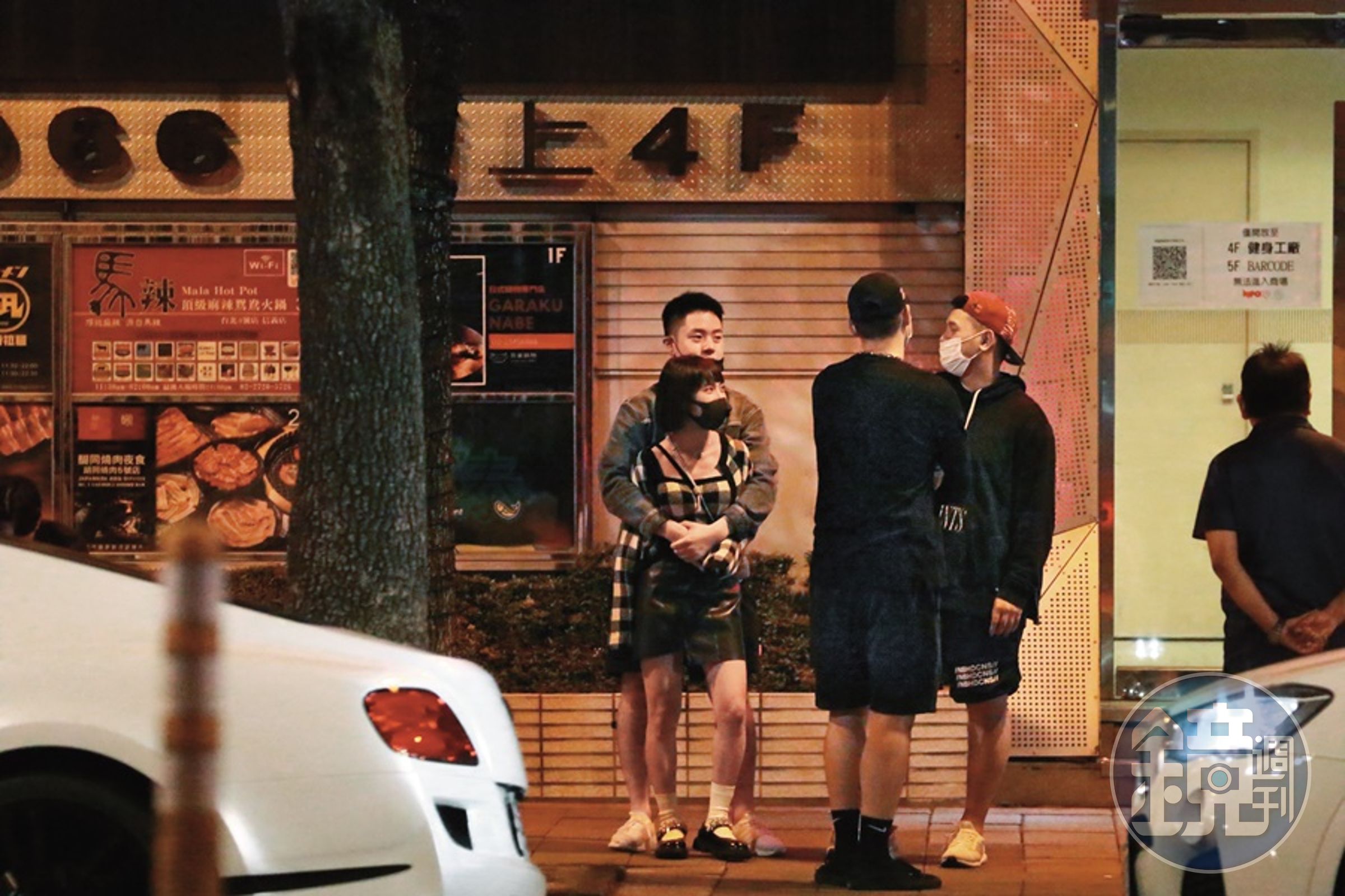 本刊曾直擊溫妮在街頭被男友熊抱,時隔約1年,她與男友的感情繼續增溫。