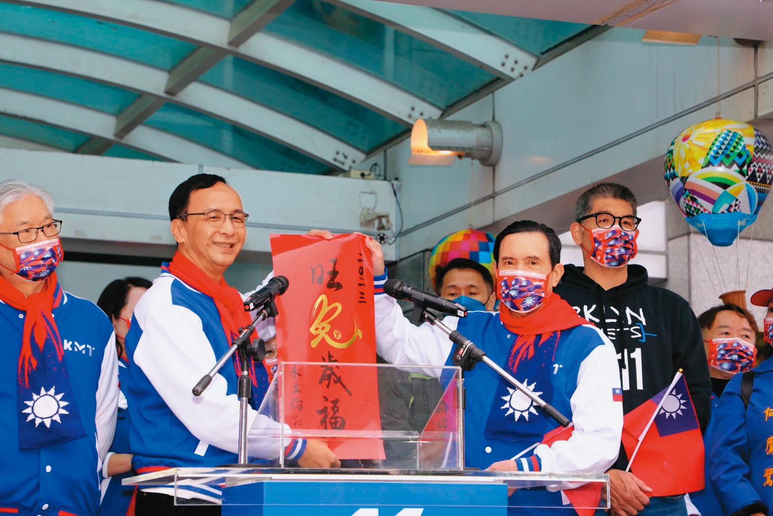 朱立倫元旦在黨中央舉辦升旗典禮,大談9合1勝選的關鍵是黨內團結及改革的成果。(國民黨提供)