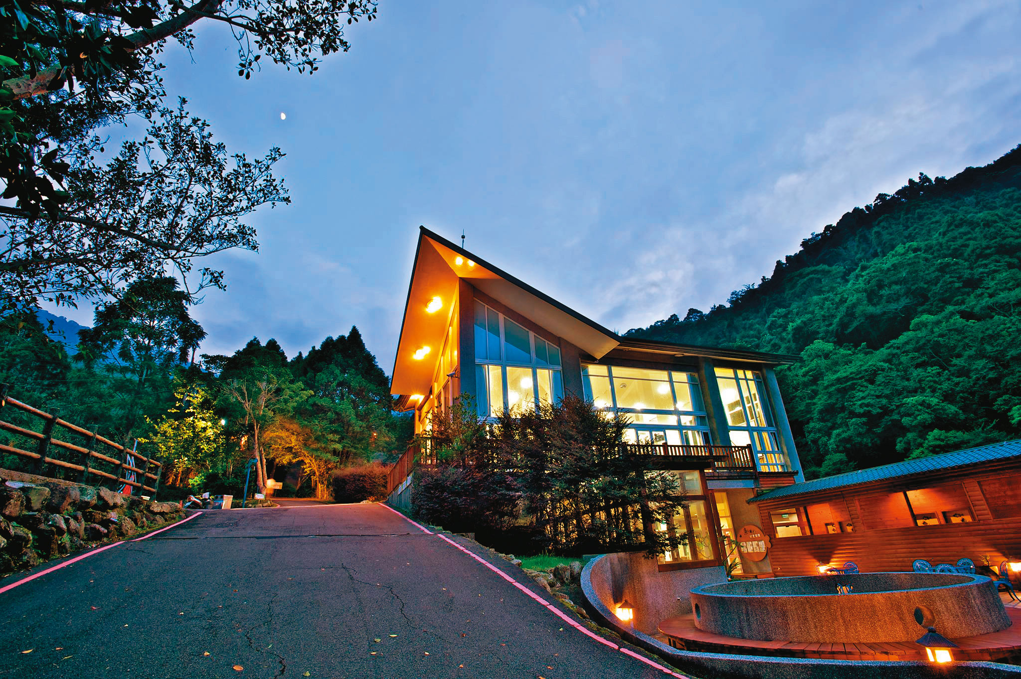 莊武能與高女在新竹尖石一家溫泉飯店前遭警方圍捕。（翻攝新竹尖石峇里森林溫泉渡假村臉書）