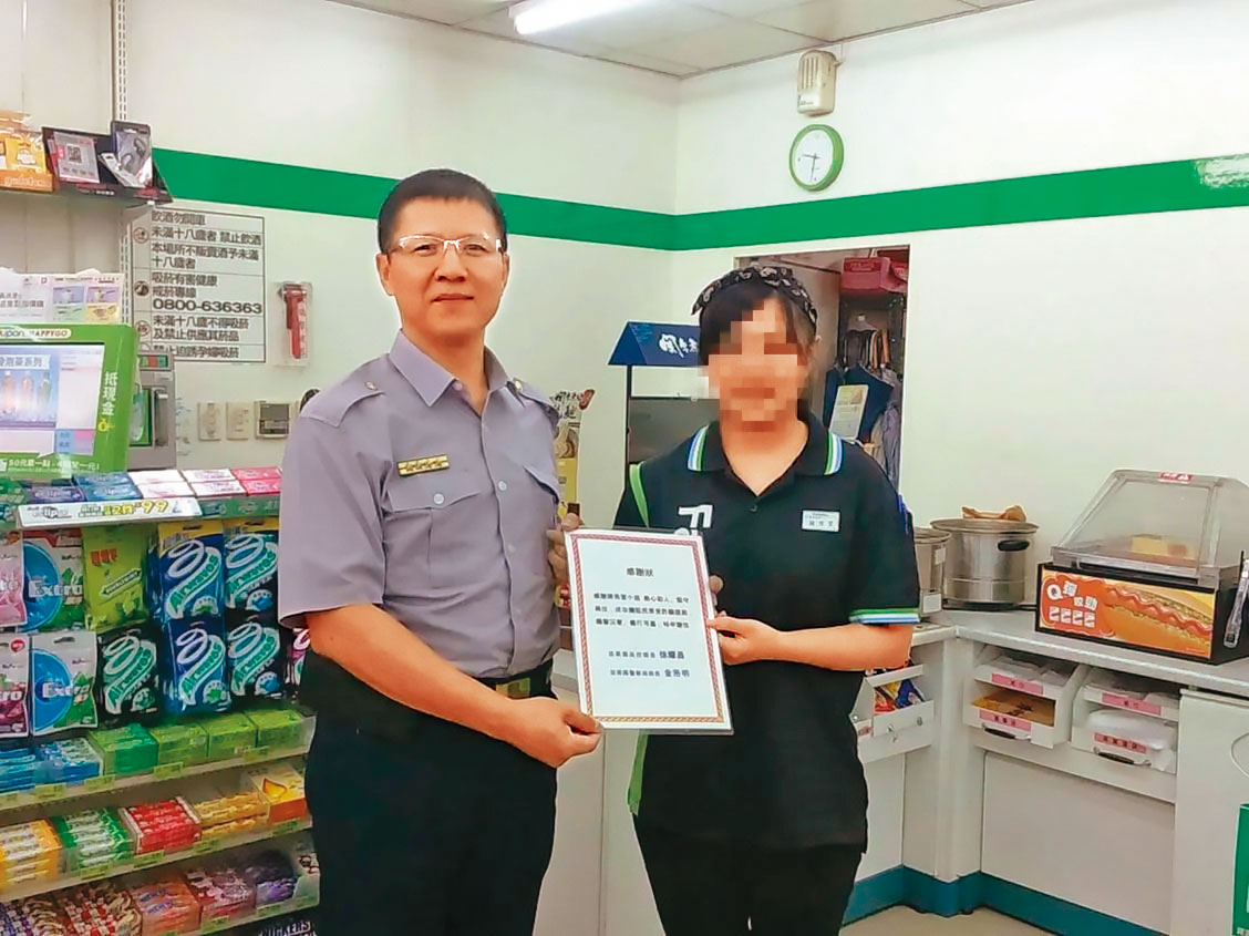 莊武能(左)辯稱值勤員警未持拘票、搜索票,且用槍不當,遭到新竹縣警察局長楊哲昌回擊。圖為莊在竹南任內頒感謝狀給超商。(翻攝苗栗縣警局粉絲頁)