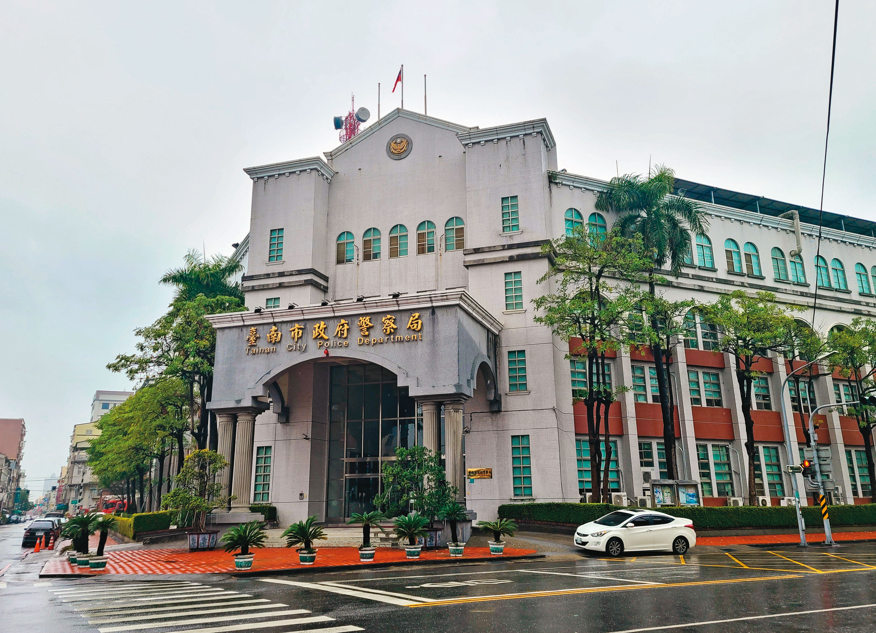 台南警方近半年來問題不斷，就連地方民代不分藍綠都齊聲砲轟。圖為台南市警察局台南分局。
