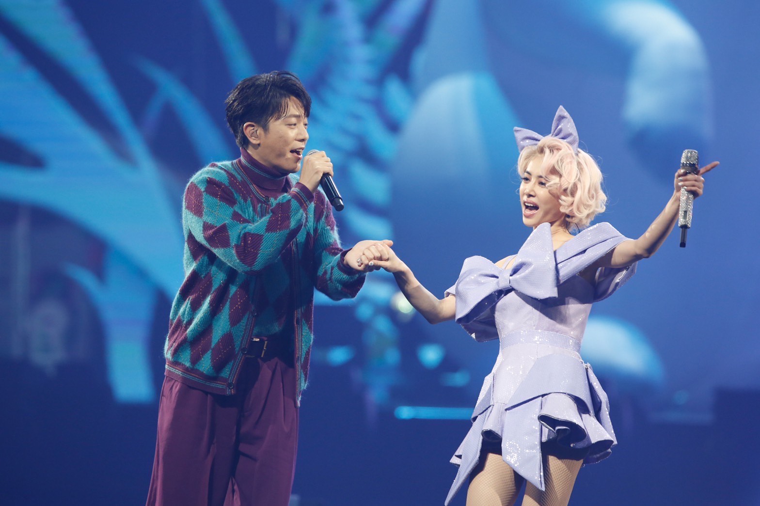 蔡依林與韋禮安演唱〈如果可以〉，唱到情濃處更牽起手。