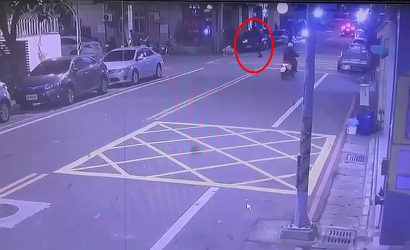 桃園角頭老大郭信一外出倒垃圾，遭埋伏的槍手（紅圈處）連開多槍擊斃。（翻攝畫面）