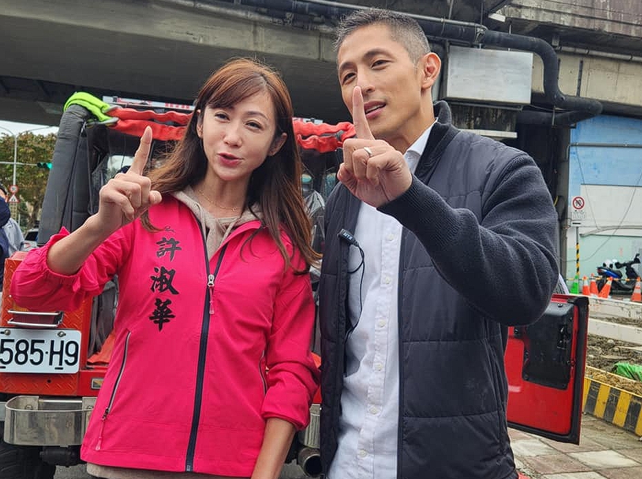 許淑華（左）與吳怡農（右）合體造勢，比出吳怡農的競選號次「1號」，在綠營艱困選區爭取民眾支持。（翻攝自吳怡農臉書）
