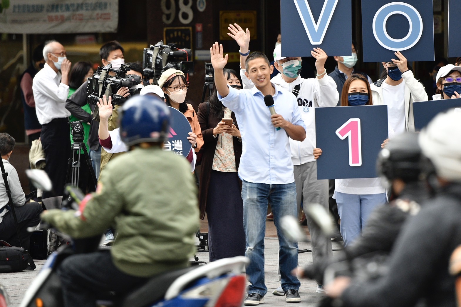 吳怡農近日積極跑地方行程爭取支持，強調乾淨正向選舉的他，選前之夜也要辦得很歡樂。（本刊資料照）