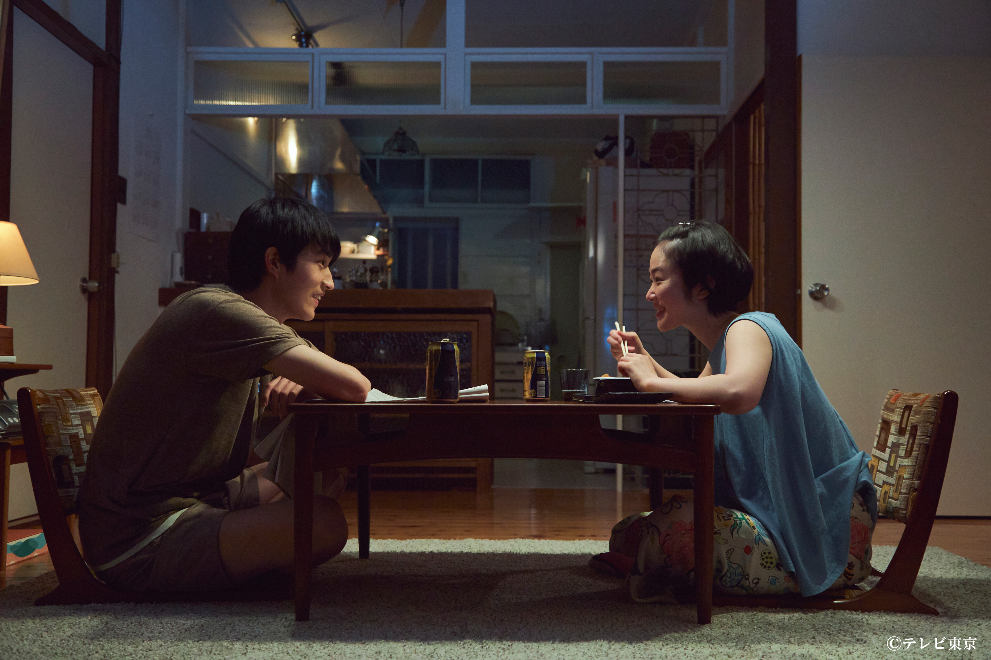 黑木華（右）、杉野遙亮（左）這對姊弟的茶几對談，雖然平淡但默默地就看完了。（翻攝自推特@tx_bokuane）