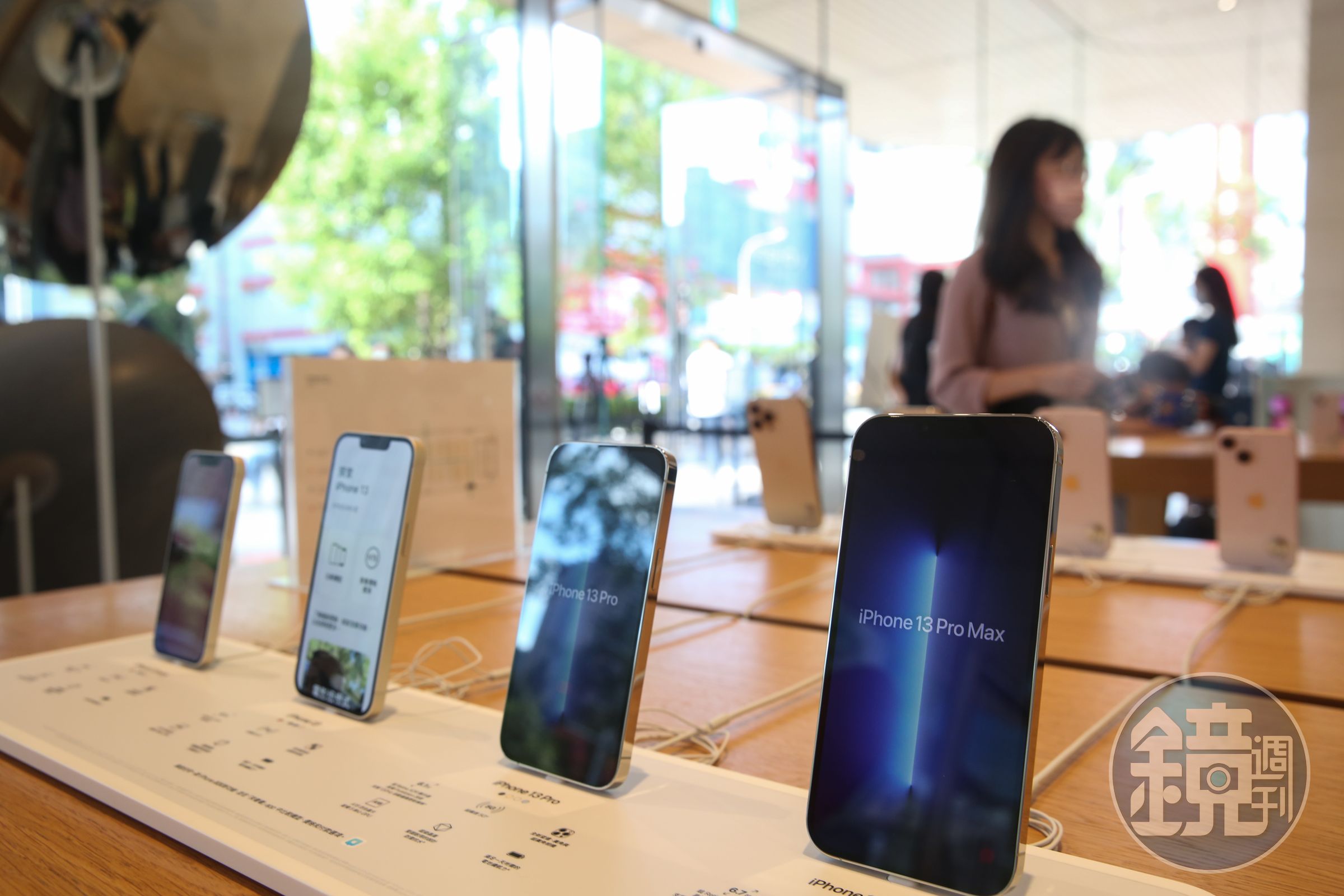 蘋果官網公告,針對已過保固的iPhone系列機型,3月起全面調整更換電池價格漲了800元。(本刊資料照)