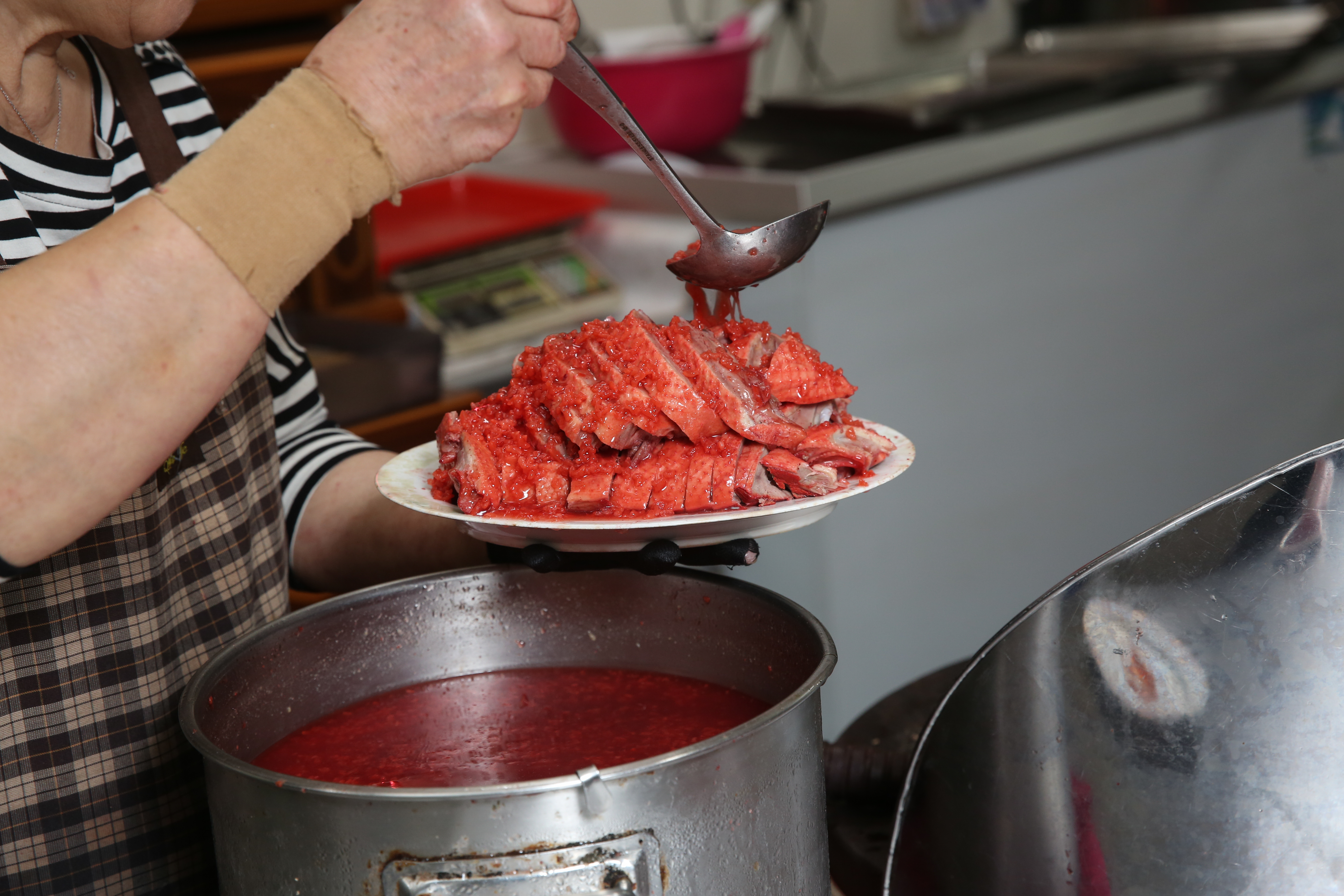 紅糟醬是傳統客家年節必吃料理，鈺滿堂紅糟鴨切盤後，還會淋上二大匙紅糟醬，充分浸潤鴨肉內。