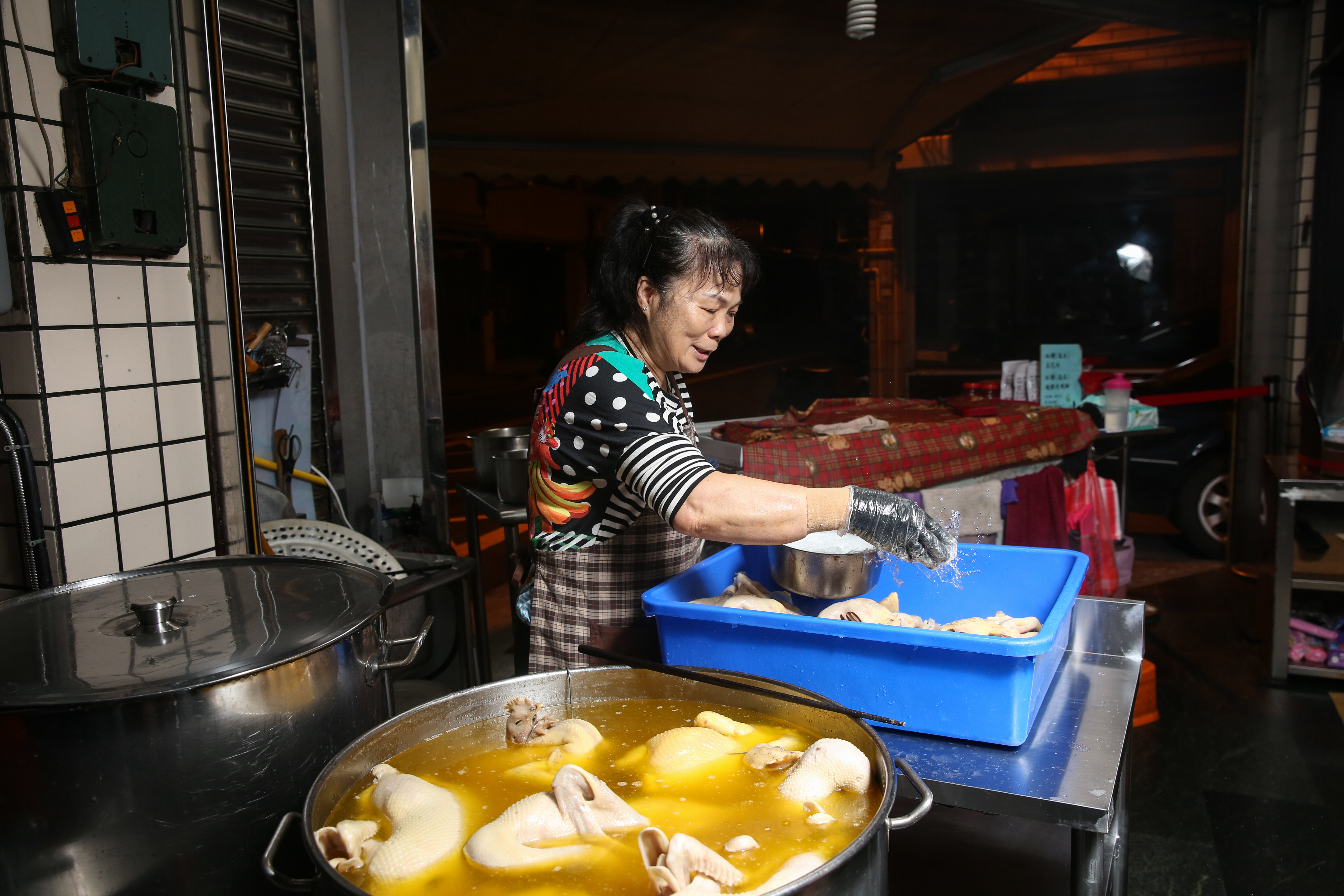 責任感是支撐鄧淑姿的興奮劑，午夜時刻整條湖口老街只剩她孤軍奮戰煮鴨。
