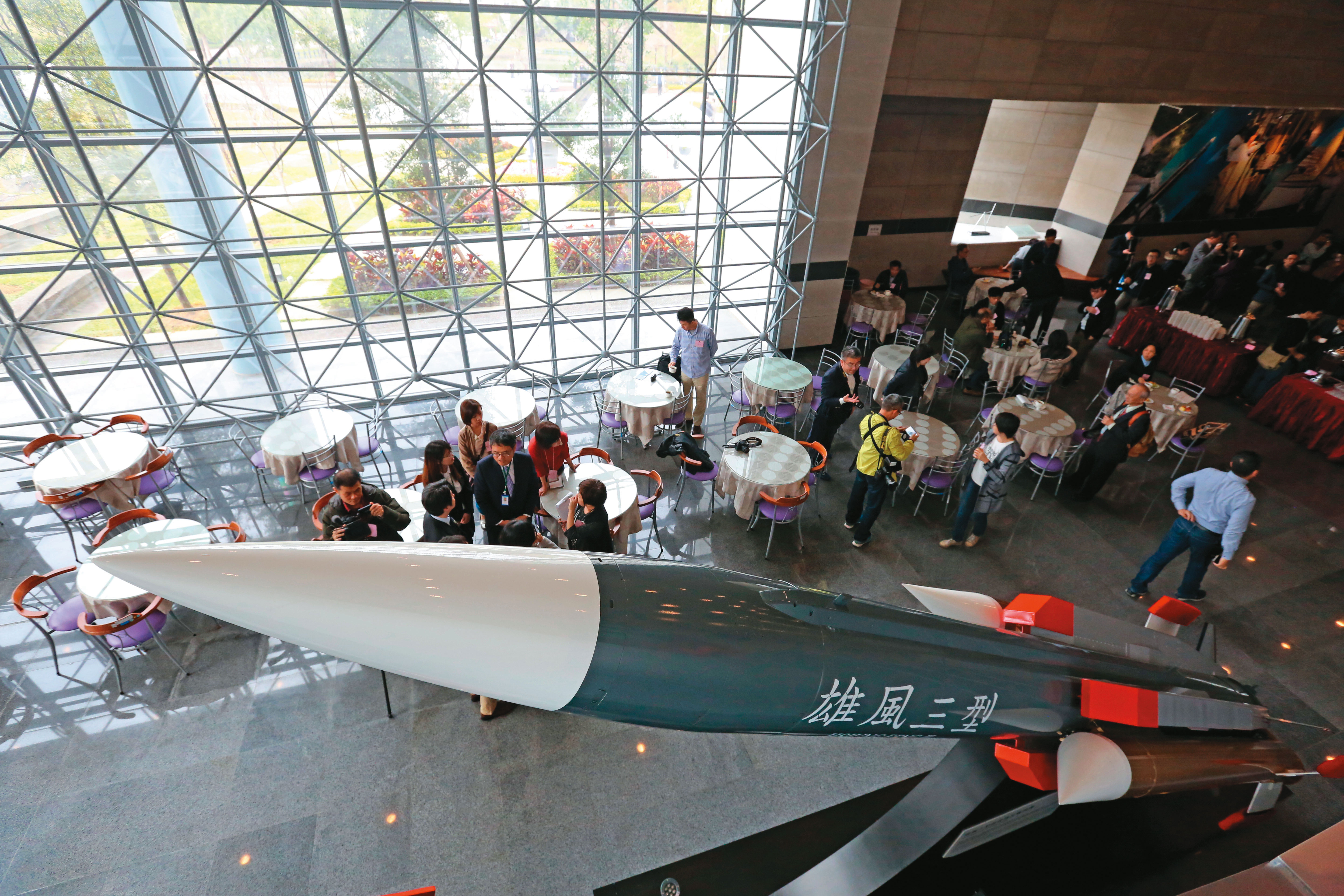 雄三飛彈素有「航母殺手」之稱，曾誤擊漁船而聲名大噪，威力足以震攝共軍不敢輕舉妄動。