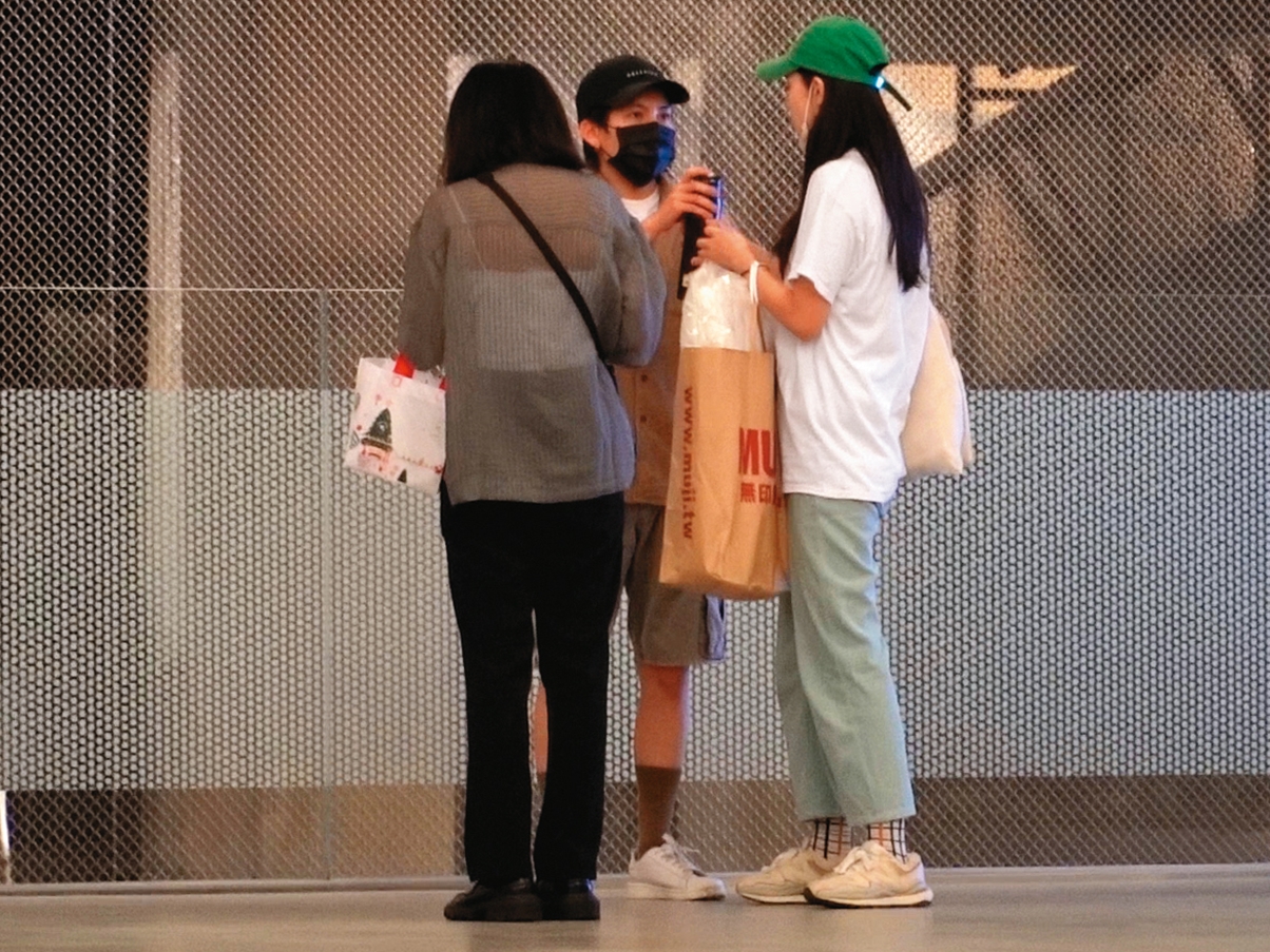 2022/11/11 19：15 本刊目擊巫建和（中）與王真琳（右）現身表演藝術中心，看似與友人會合後，觀賞舞台劇。