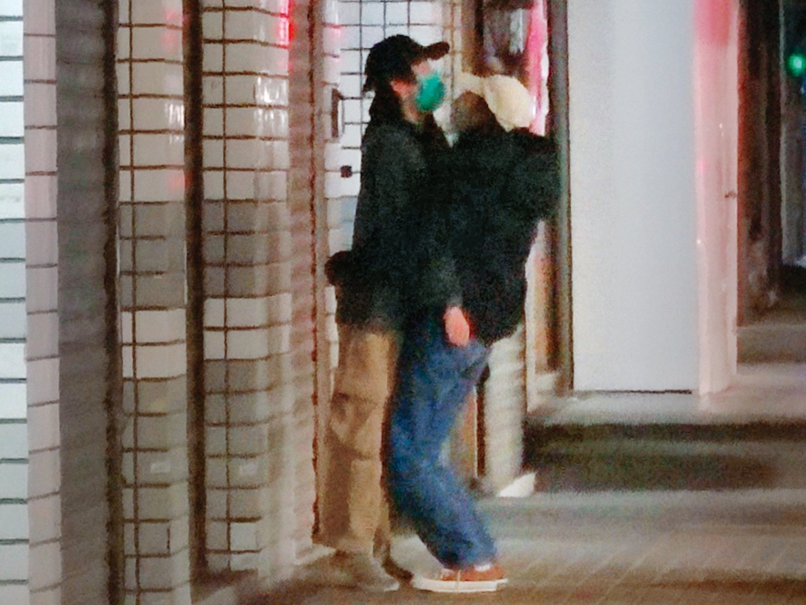00：09 情到濃時，人高馬大的林奕嵐索性把小隻的巫建和一把抱起。