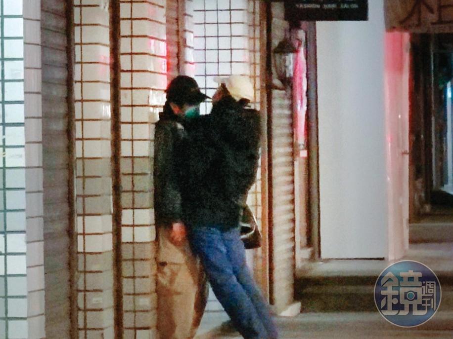 00：08 林奕嵐還用身體頂巫建和，整個身子貼上去，即便巫建和這般鋼鐵男子也招架不住。