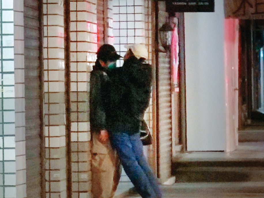 00：08 林奕嵐還用身體頂巫建和，整個身子貼上去，即便巫建和這般鋼鐵男子也招架不住。
