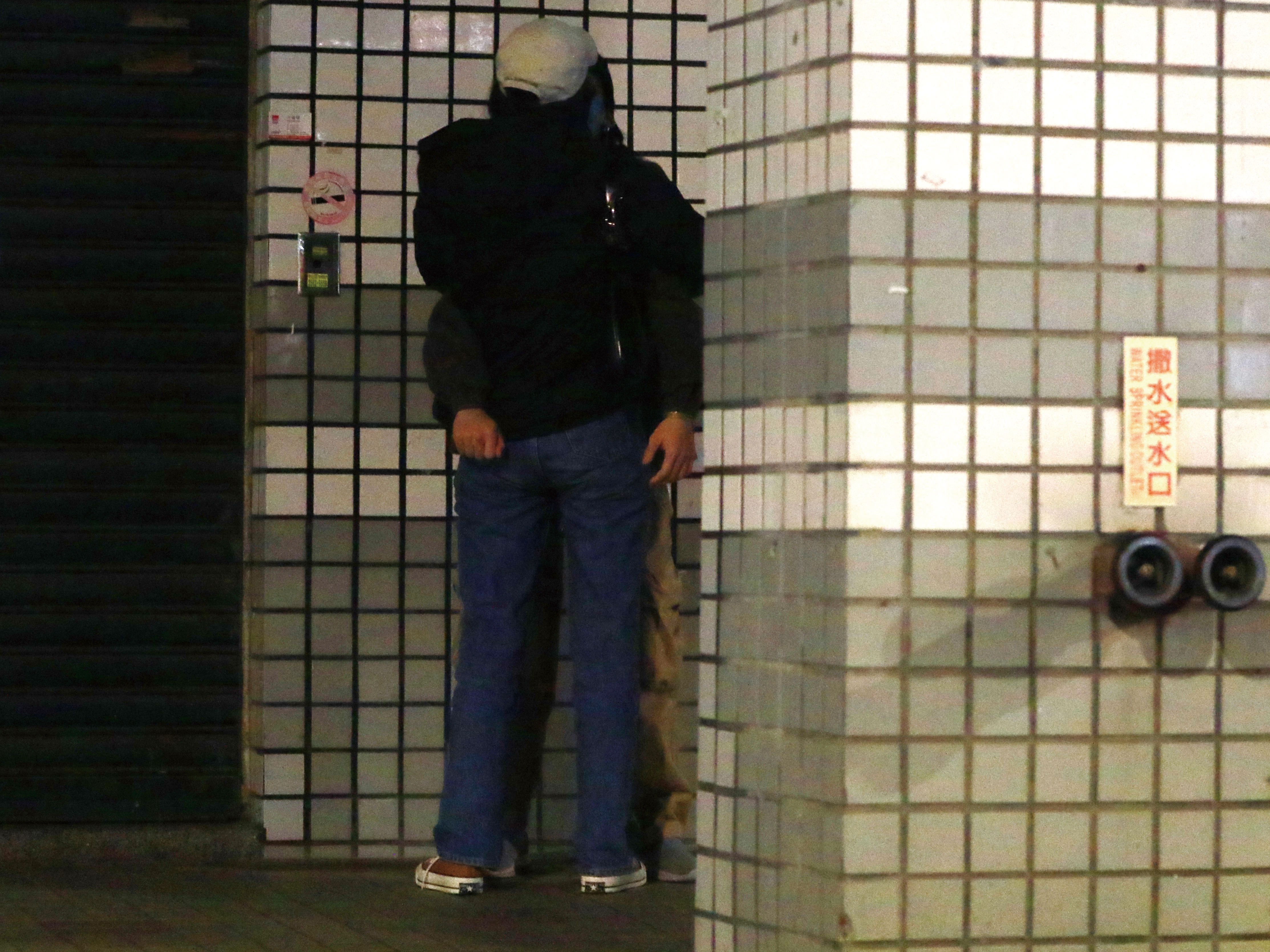 00：07 林奕嵐主動湊上前獻吻，巫建和似乎頗享受，女生還要開八字腿平衡一下。
