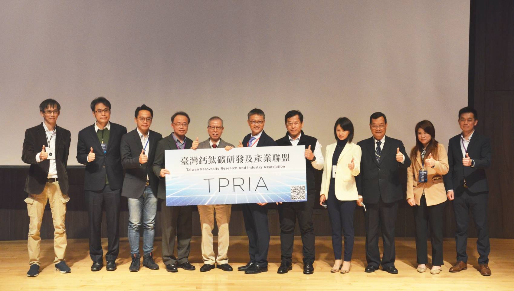 聯合再生能源董事長洪傳獻(左五)支持下,台灣鈣鈦礦科技董事長陳來助(中)集結產學研去年對外成立「台灣鈣鈦礦研發及產業聯盟。」(台灣鈣鈦礦科技提供)