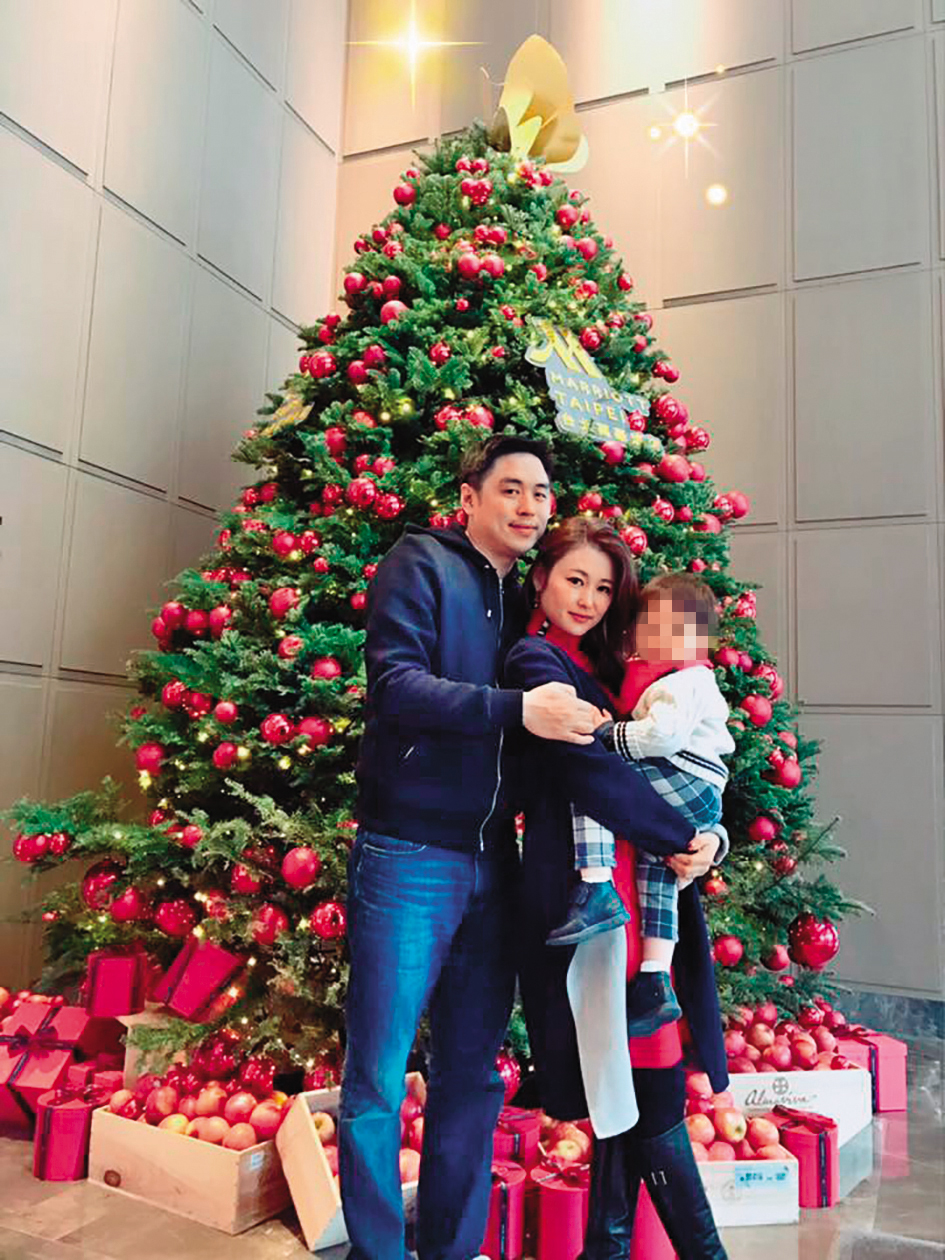 2017年以前的耶誕節時，麻衣還是一家3口，過著看似幸福快樂的日子。（翻攝自麻衣IG）