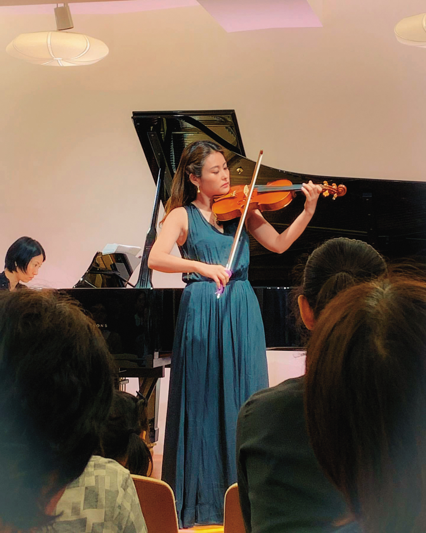 麻衣po出演奏小提琴照片，除了敘述自己擅長才藝教學，也懷念台上的演出。（翻攝自麻衣IG）