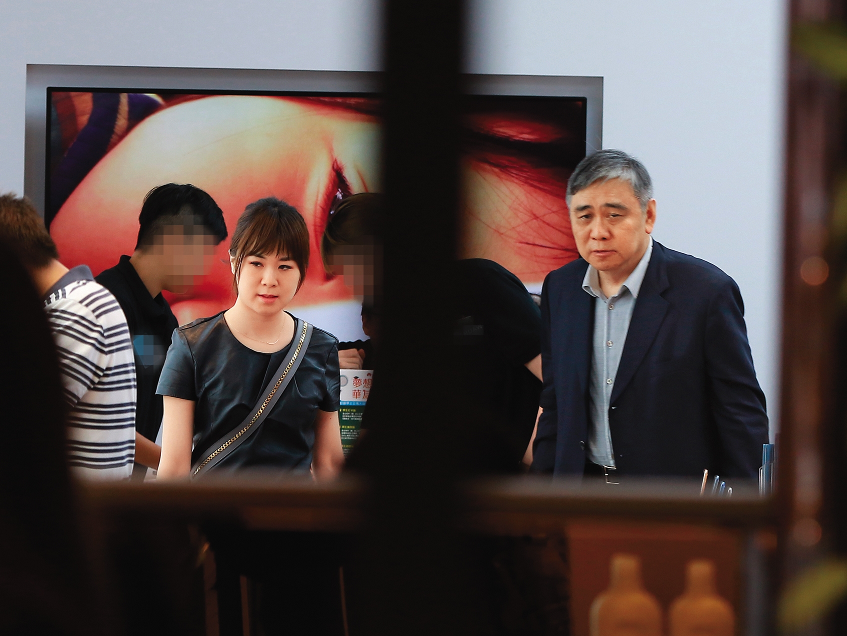 據悉，近期麻衣生活的費用，都是「公公」王文洋（右）出的錢。左為王文洋的女兒王思涵。