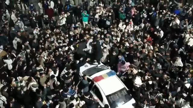 中國年輕人被取締放煙火「造反啦」，圍攻公安砸爛警車！結局一定要看下去。（翻自推特）