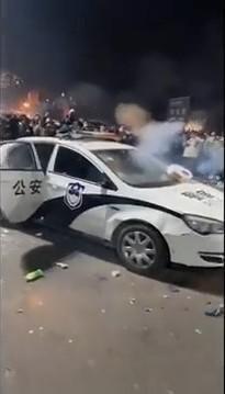 有群眾對警車「射砲」。（翻自推特）
