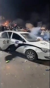 有群眾對警車「射砲」。(翻自推特)