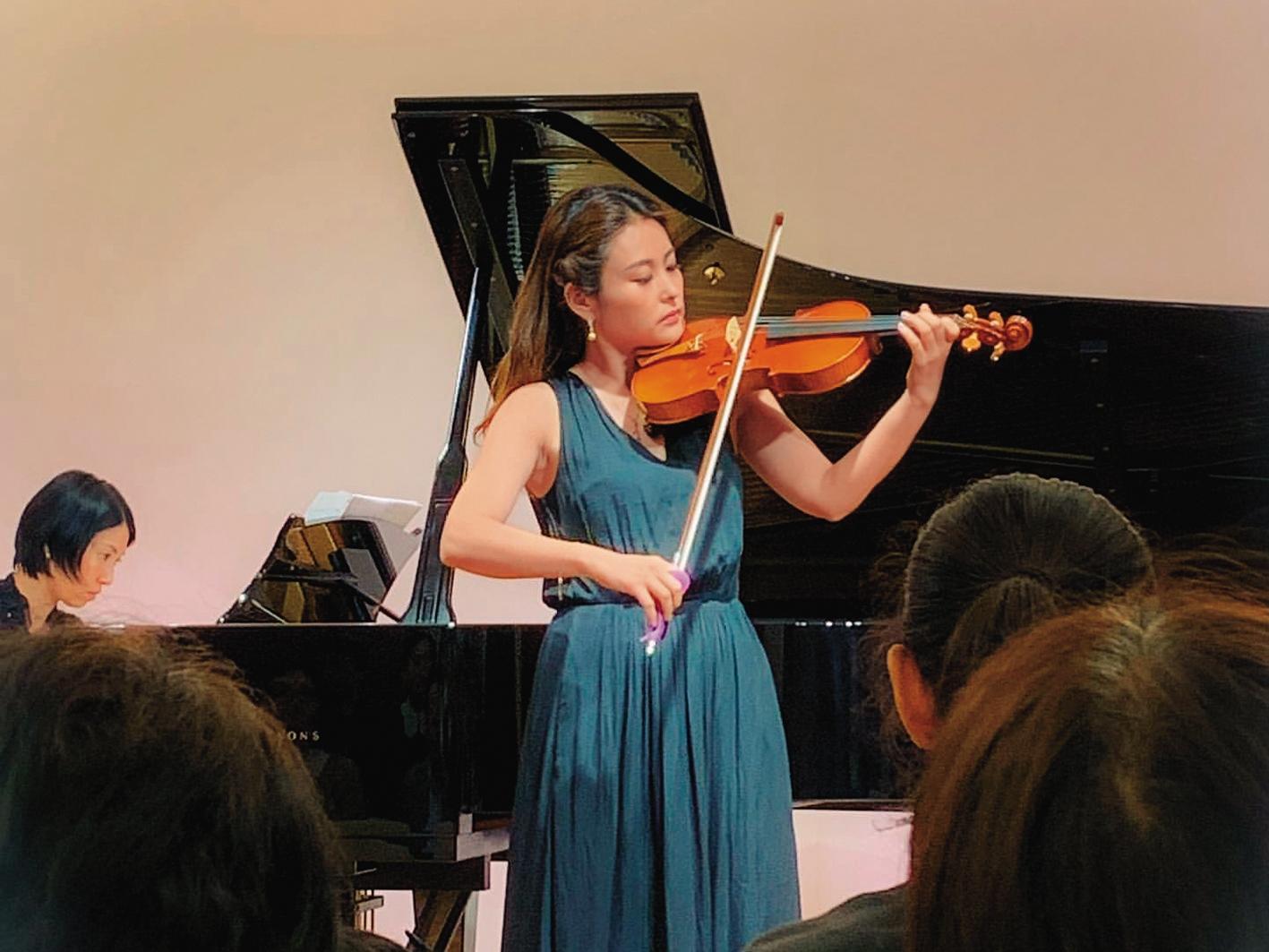 麻衣po出演奏小提琴照片,除了敘述自己擅長才藝教學,也懷念台上的演出。(翻攝自麻衣IG)
