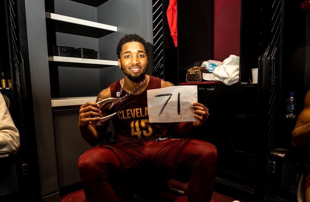 NBA騎士明星後衛米契爾單場砍下71分11助攻，賽後在休息室模仿張伯倫留下紀念。（翻攝自Donovan Mitchell推特）