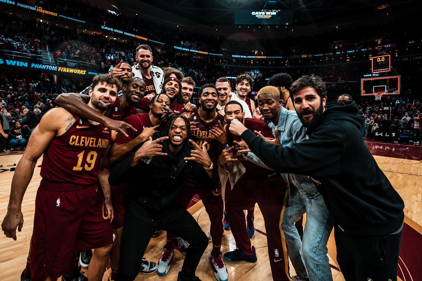 NBA騎士明星後衛米契爾單場砍下71分11助攻，賽後與隊友一同留影紀念。（翻攝自Donovan Mitchell推特）