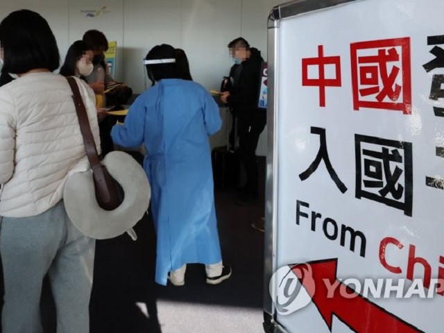 韓國人也怕爆中國！陸客陽性率近20%，今宣布擴大對港澳班機PCR。（翻自《韓聯社》）