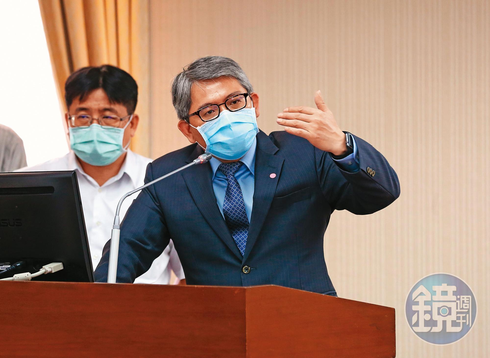 內政部代理部長花敬群(前)對本刊表示,政府決心打擊炒作歪風,將優先處理《平均地權條例》修正案。