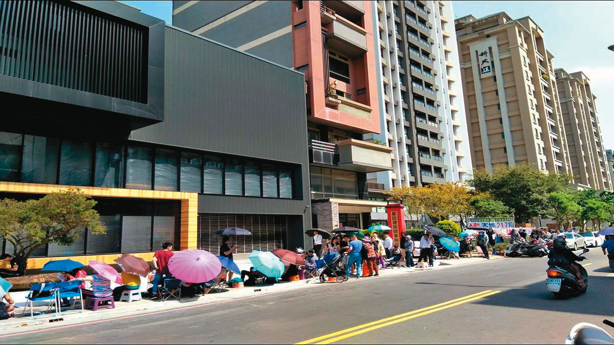 未來炒作房價將最重罰5千萬元，為免觸及紅線，業者將極力避免排隊買房等情況。（圖片來源：新竹人新竹事FB）