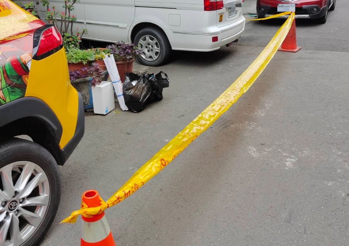 高市一處民宅前遭放置疑似爆裂物，警方封鎖現場，並通報防爆處理小組處理。（翻攝畫面）