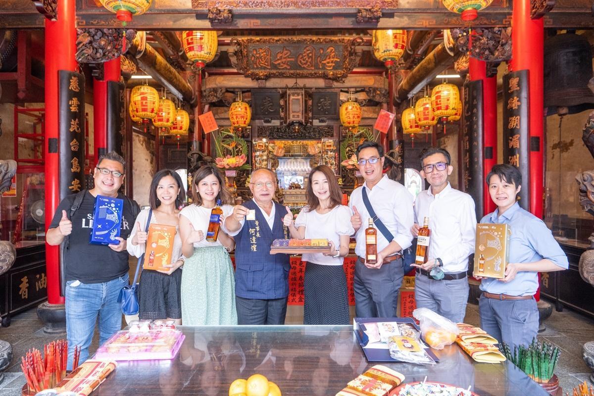 台灣仕高利達團隊攜春節禮盒,親赴嘉義新港奉天宮過爐祈福。(仕高利達提供)