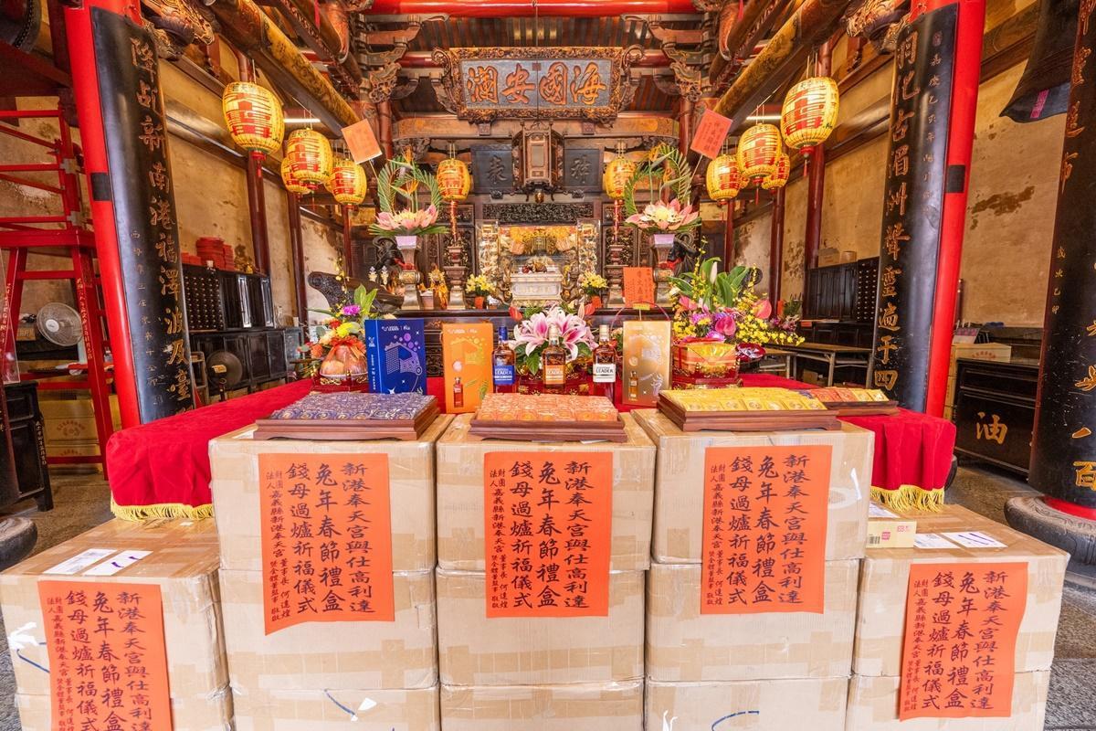 春節禮盒中的所有錢母,都經過新港奉天宮媽祖過爐祈福。(仕高利達提供)