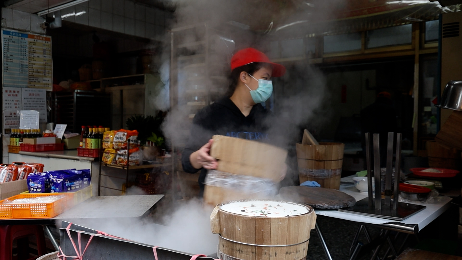 周國良的姪女也在店裡幫忙，學習大陳年糕的傳統作法。