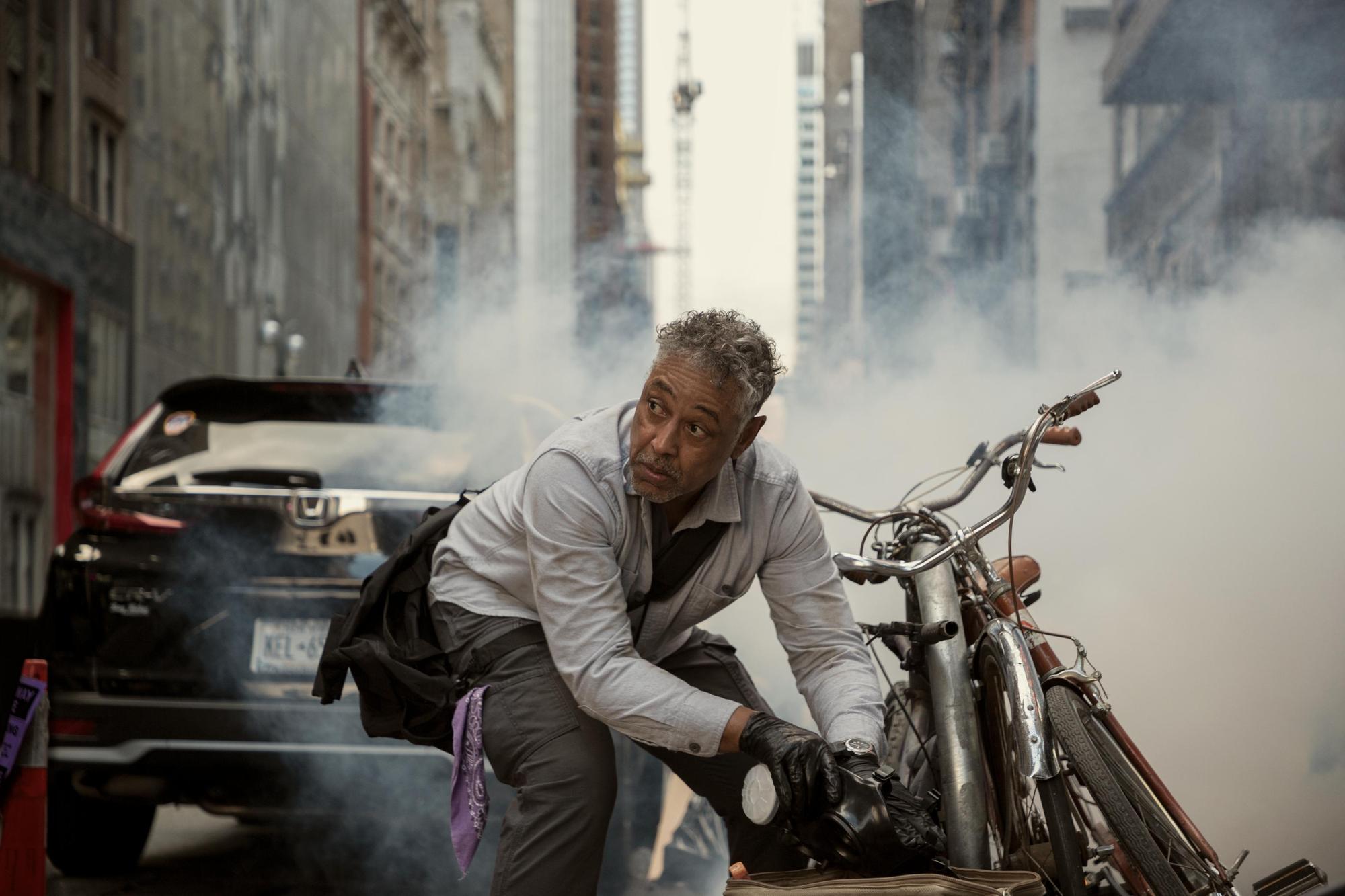 藝高人膽大的李奧，負責想出打劫的計畫，一路也受到各種考驗。（Netflix提供）