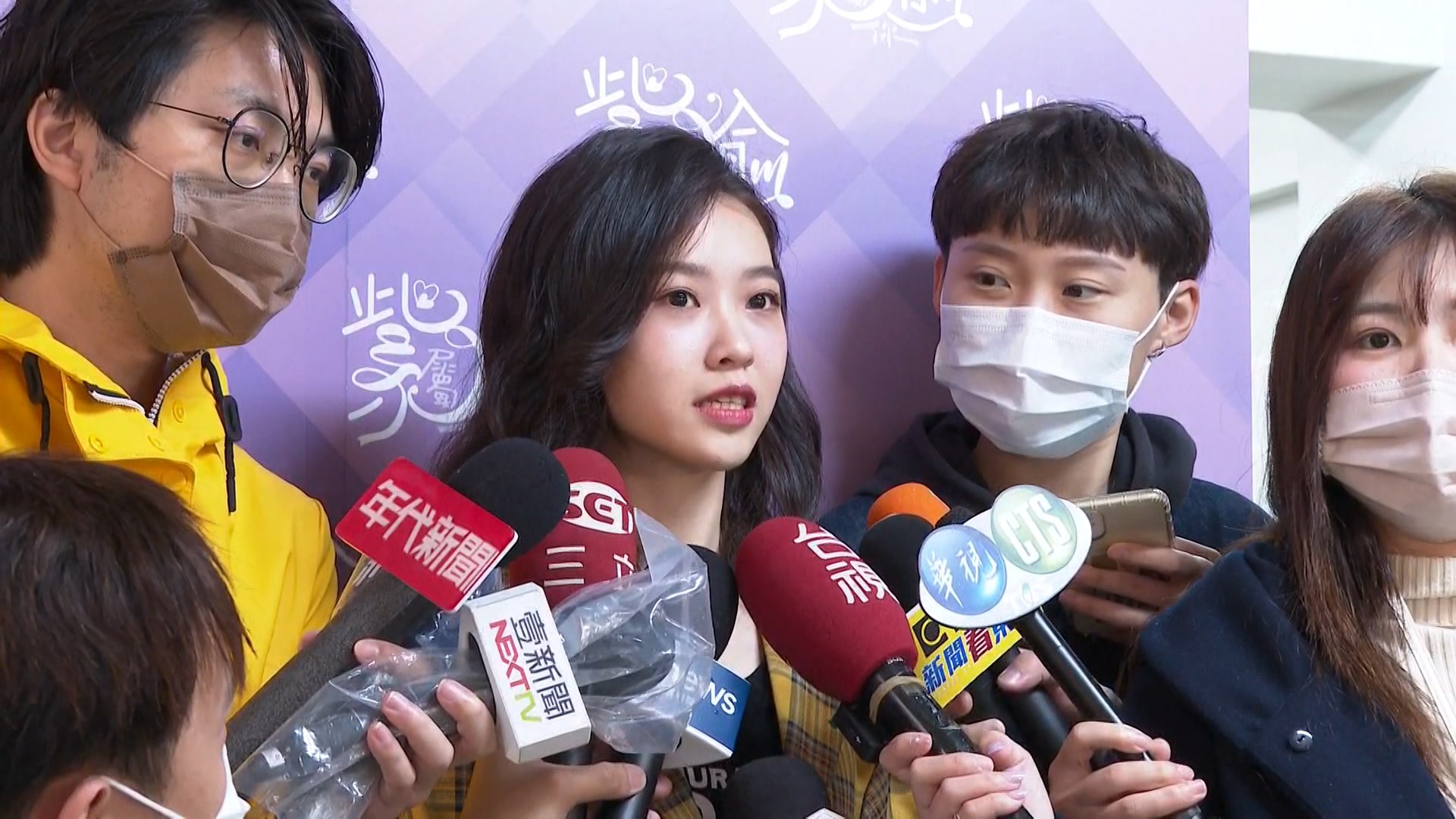 陳紫渝為回饋粉絲們，近日她在服務處免費贈送1,000份「紫屬渝你」年曆。（翻攝自鏡新聞）