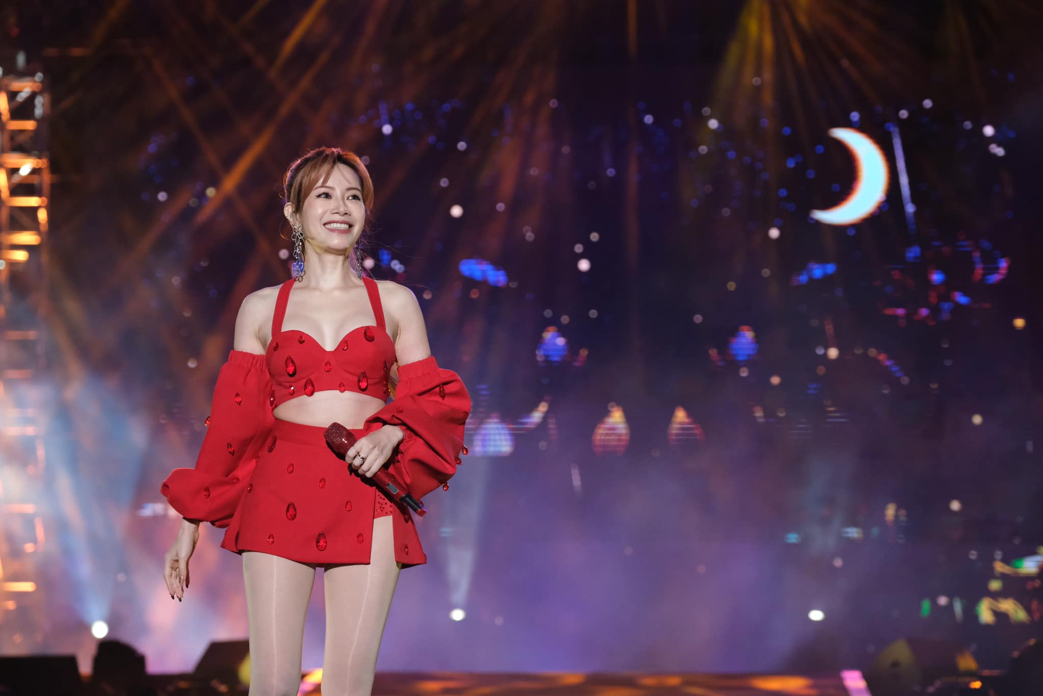 徐懷鈺跨年在台上又唱又跳，現場年輕人卻一片寂靜。（翻攝自徐懷鈺臉書）