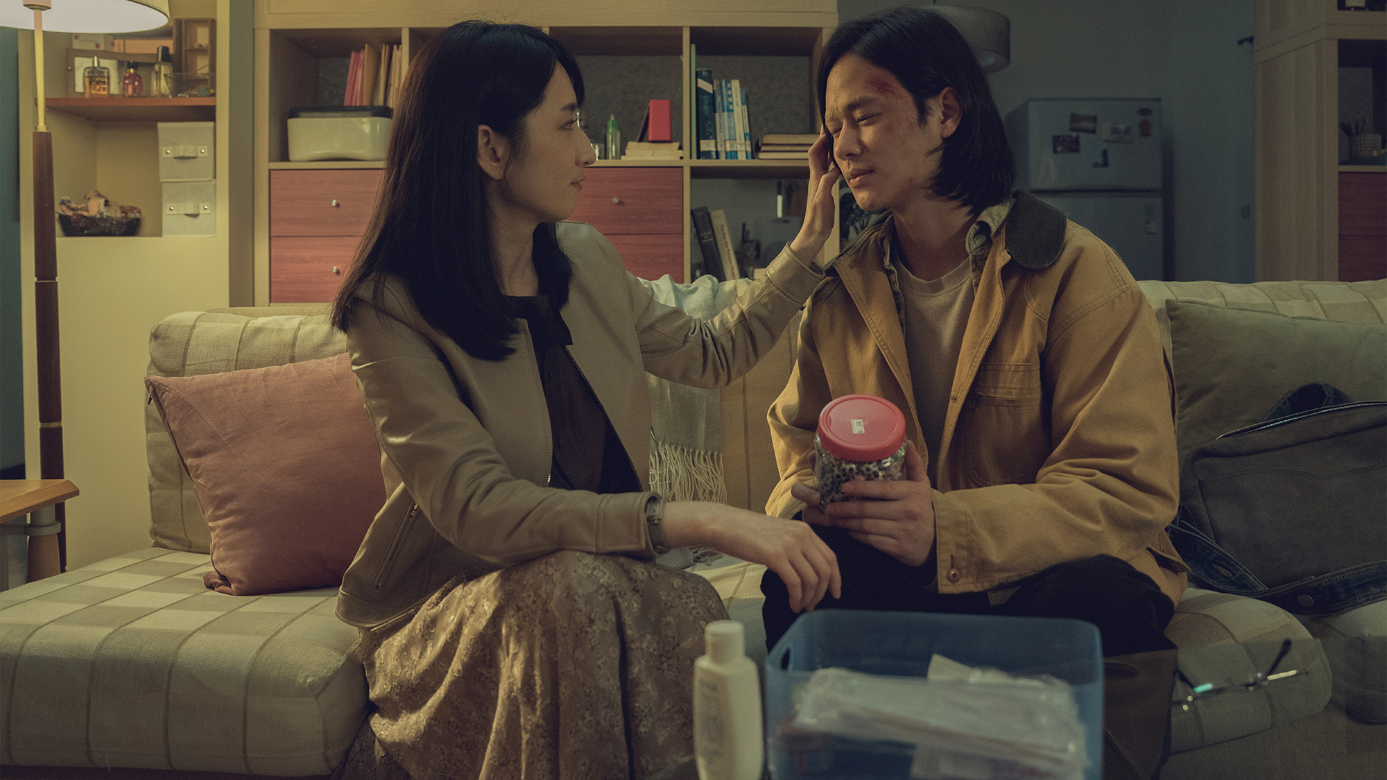 柯佳嬿(左)與夏騰宏(右)在《模仿犯》中飾演姐弟。(Netflix提供)