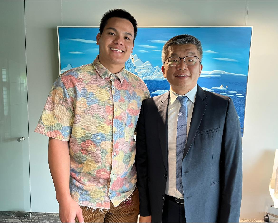 蔡其昌（右）親邀張育成（左）打經典賽，張育成承諾若入選中華隊絕對義不容辭。（翻攝自蔡其昌臉書）