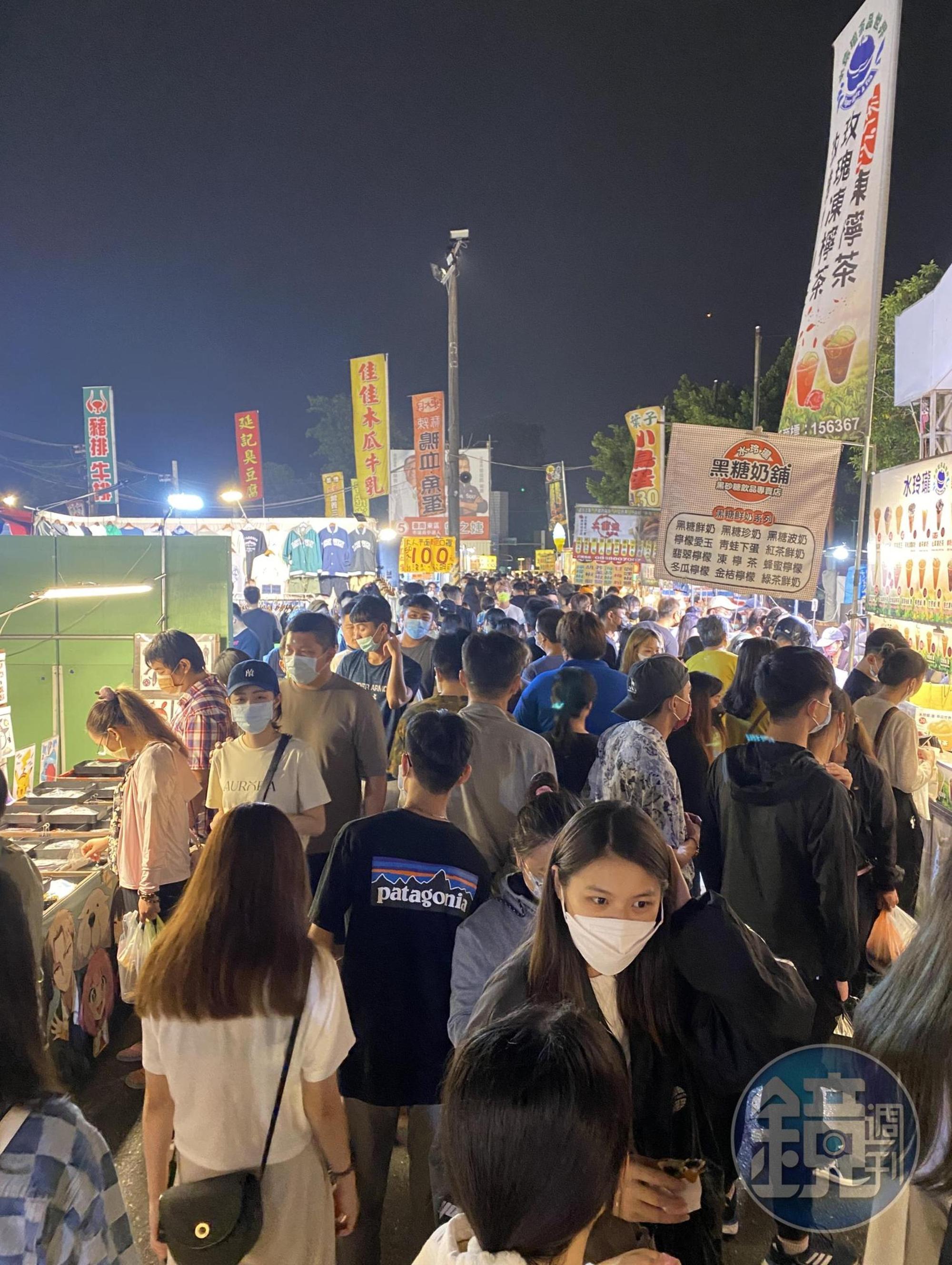 大東夜市營業至今已長達23年,每週一、二、五都會有許多人湧入這裡「逛夜市」。