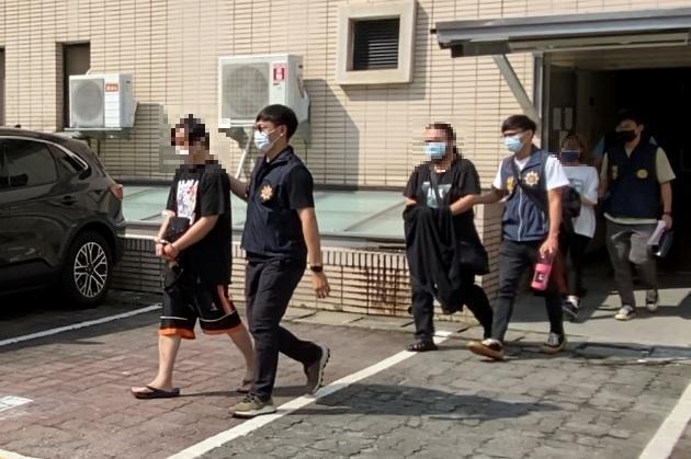 檢警循線逮到涉嫌PS5詐欺案的3名網拍業者成員，據悉受害民眾超過60人。（刑事局提供）