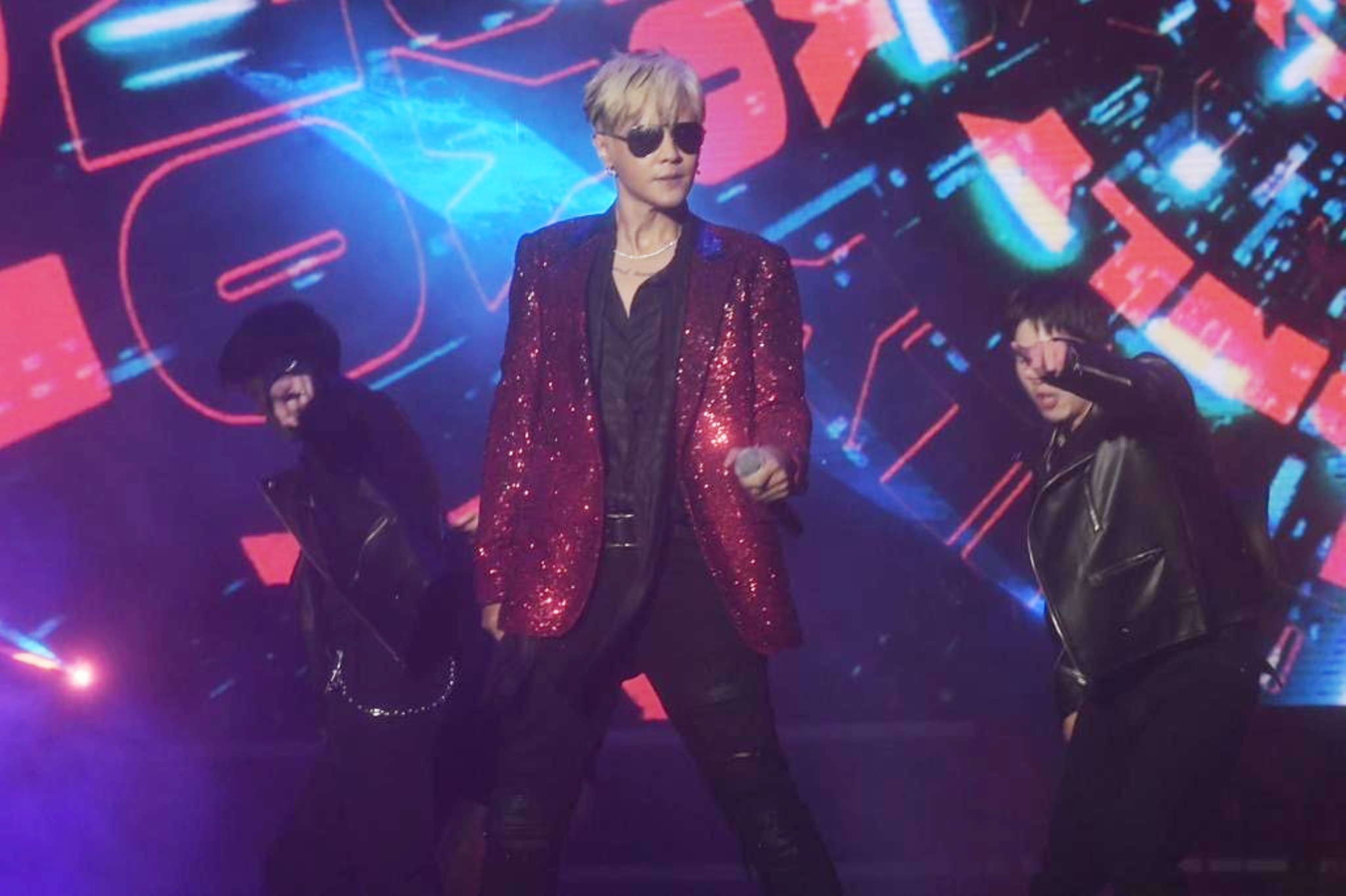 羅志祥跨年夜在雨中唱跳20分鐘不斷電。（三立提供）