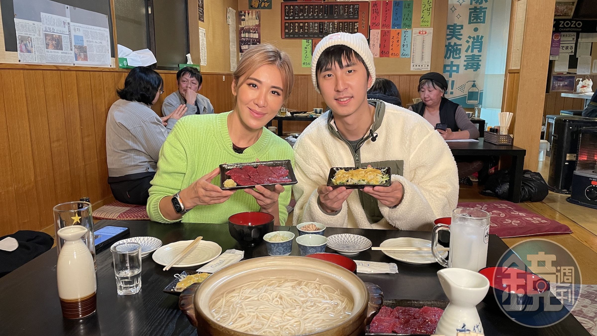 小禎與胡釋安在日本山形縣大嗑美食。(TVBS提供)