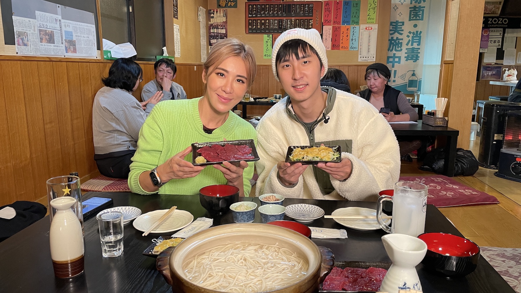 小禎與胡釋安在日本山形縣大嗑美食。（TVBS提供）