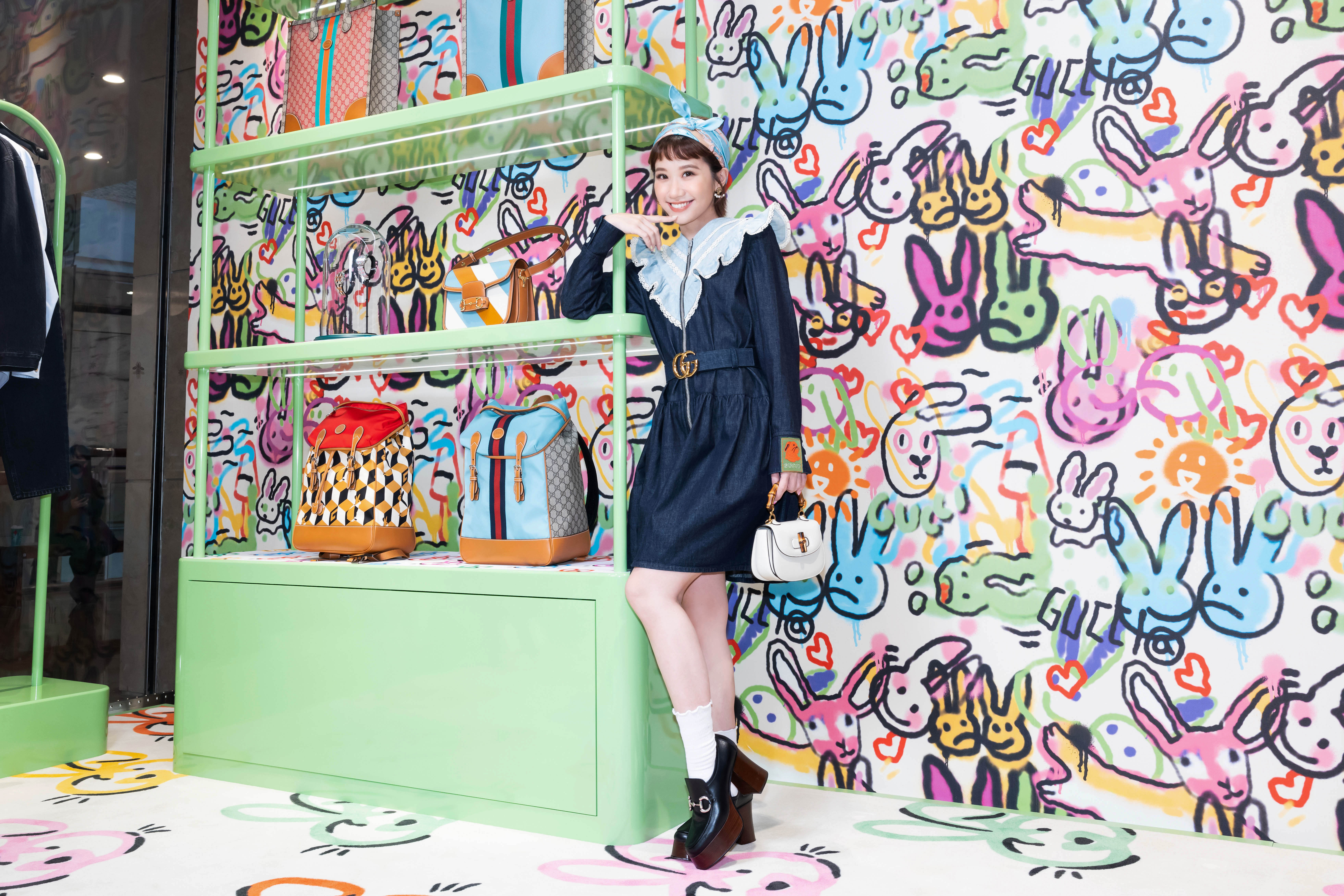 Lulu身穿深藍色領片牛仔洋裝NT$103,000、GUCCI Bamboo 1947白色小型手提包NT$117,300。（古馳提供）